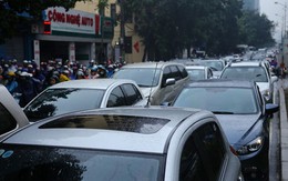 Hà Nội: Tắc đường kinh hoàng, người dân vác xe qua dải phân cách
