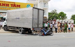 Xe máy lao vào ôtô tải, bé gái tử vong tại chỗ