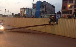 Hà Nội: Người dân hú vía vì thanh sắt 5 tấn rơi xuống giữa đường