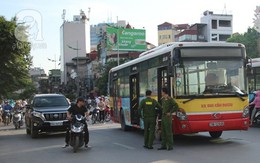 Hà Nội: Nam thanh niên điều khiển xe máy chết thảm dưới gầm xe buýt