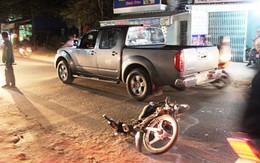 Chục người nâng ôtô cứu 2 nam thanh niên kẹt dưới gầm