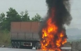 2 người chết thảm vì xe máy rúc gầm container, phát nổ