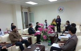 Thứ trưởng Nguyễn Thị Xuyên tặng quà bệnh nhân ung thư