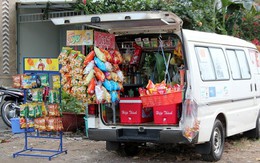 Tiệm tạp hóa trên ôtô ở 'phố nhà giàu' Sài Gòn