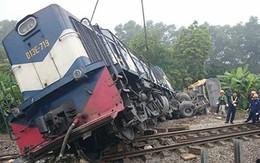 Hà Nội: Tàu hỏa kéo lê xe tải hàng trăm mét, đường sắt đang tê liệt