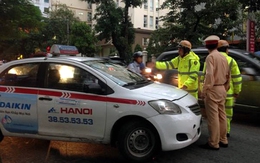 Hà Nội: Tài xế taxi cố thủ trên xe rồi “bỏ của chạy lấy người”