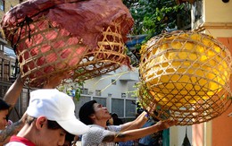 Sài Gòn: Chầu chực tranh cướp tiền cúng cô hồn bằng lồng gà