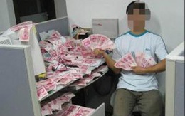 Đi tù 5 năm vì chụp ảnh "tự sướng" cùng... "núi" tiền giả