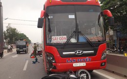 Thai phụ sắp sinh bị xe khách tông văng xuống đường