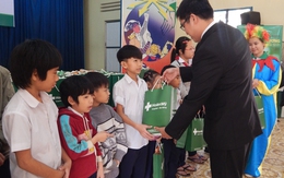 Tặng quà tết cho trẻ em Làng Hy Vọng