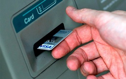 Nữ sinh dò mật mã thẻ ATM của bạn