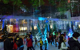 Người Hà Nội háo hức với màn tuyết rơi ở Công viên nước Hồ Tây