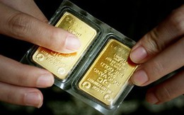 Giá vàng đang xuống kỷ lục, có nên "vác tiền" đi mua?