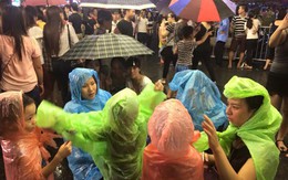 Người dân Thủ đô đội mưa xem pháo hoa mừng Quốc khánh