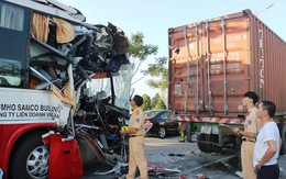 30 người kêu cứu trong ôtô khách húc đuôi container