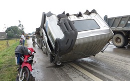 Dùng xa beng cạy cửa xe cứu tài xế sau tai nạn kinh hoàng