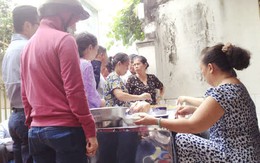 Xếp hàng ăn bánh 'mắng', phở 'chửi' ở Sài Gòn