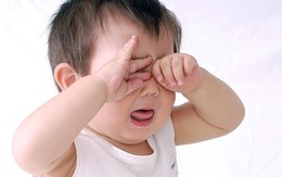 Làm sao để bé hợp tác khi nhỏ thuốc đau mắt?