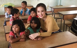 Angela Phương Trinh gây tranh cãi khi mặc váy ngắn đi giao lưu với học sinh