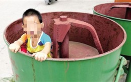 Bé trai 4 tuổi bị gia đình buộc cổ vào cây vì ham chơi