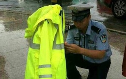 Cảm động cảnh sát dầm mưa nhường áo bảo hộ cho em bé đi lạc