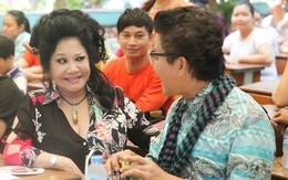 MC Thanh Bạch chăm sóc bà Thúy Nga trong chuyến từ thiện