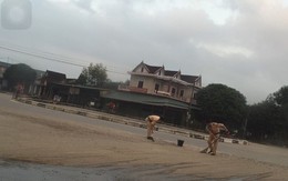 Hình ảnh hai chiến sỹ CSGT quét dọn rác trên đường