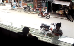 Vờ nghe điện thoại để đánh tráo 2 nhẫn vàng