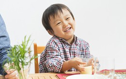 Câu 'thần chú' của bà mẹ khiến cậu bé lười ăn chén sạch mọi thứ