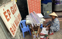 Cụ bà 40 năm ép giấy bằng bàn ủi con gà