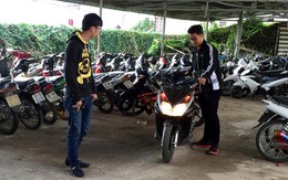 Xe máy cắm chìa khoá nằm 2 ngày bên hồ Xuân Hương
