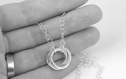 Bí mật bị lật tẩy nhờ dòng chữ trong lòng chiếc nhẫn