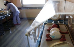 Bệnh viện Úc tiếp nhầm khí gây cười khiến bé sơ sinh tử vong