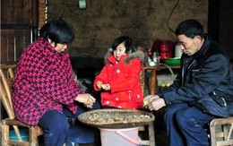 Xót cảnh bé gái 7 tuổi một mình chăm ông bà bệnh nặng