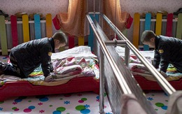 Cậu bé bị bỏ rơi, 3 năm sống trong trường mầm non