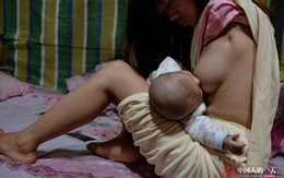 Bức ảnh bà mẹ không tay cho con bú gây xúc động triệu con tim