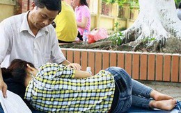 Câu chuyện phía sau bức ảnh bố trông con ngủ trong kỳ thi ĐH 2012
