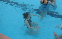 Cô gái trẻ hoảng loạn ở bể bơi người lớn