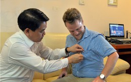 Chủ tịch Nguyễn Đức Chung biểu dương 'ông Tây dọn rác'