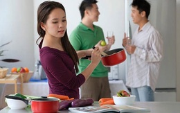 Đàn bà đừng nghe chồng nịnh mà ở nhà chăm con, xin tiền chồng
