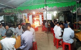 Chồng đâm vợ gục trong phòng ngủ rồi ra vườn treo cổ