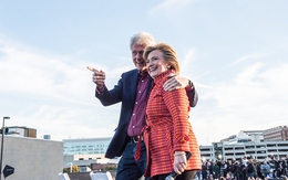Bà Hillary kể về nụ hôn đầu với cựu tổng thống Bill Clinton