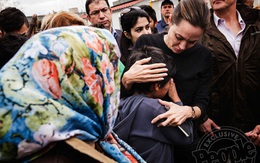 Angelina Jolie vỗ về một em bé ở trại tị nạn