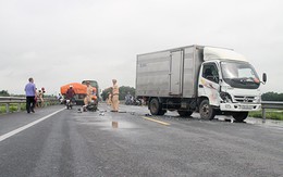 Xe máy 'kẹp' 4 va chạm ôtô tải, hai người tử vong