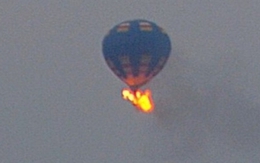 Khinh khí cầu Mỹ chở 16 người bốc cháy, lao xuống đất