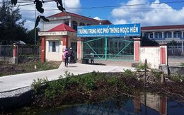 Lấy cắp đề thi, gạ tình 7 nữ sinh, thầy giáo mất việc