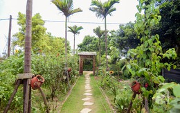 Lạc vào vườn hồng rộng 1300m² ngập tràn sắc hoa lãng mạn và yên bình ở Hà Nội