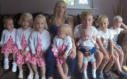 Chồng đột tử, bà mẹ đơn thân 27 tuổi nuôi 8 đứa con
