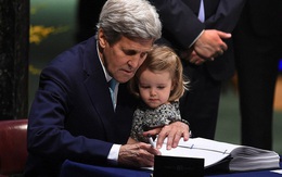 Ngoại trưởng Mỹ bế cháu gái 2 tuổi đi ký thỏa thuận Paris khiến dân mạng thích thú