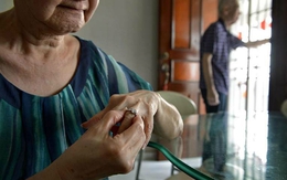 Cụ bà đâm đơn ly hôn chồng khi đã gần đất xa trời